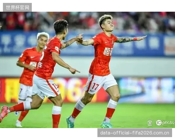 埃及队战术演练侧重边路进攻，翼卫前插幅度将是战术关键。
